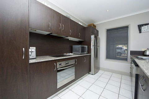 Magnetic Docks Townhouse 9 - Accommodation Perth 5