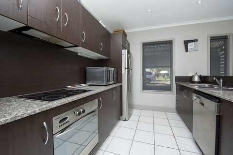 Magnetic Docks Townhouse 9 - Accommodation Perth 3