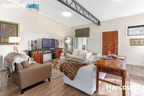 The WeareHouse In Deloraine - Perth Resorts 3