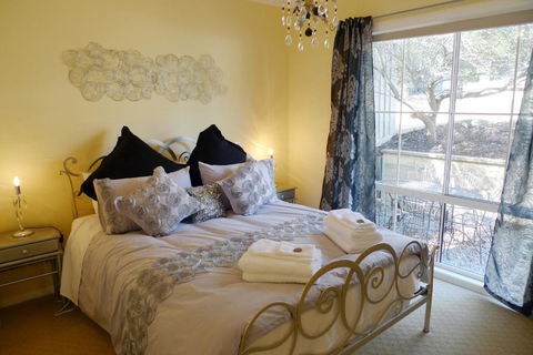 Edwards Rose - Accommodation Perth 2