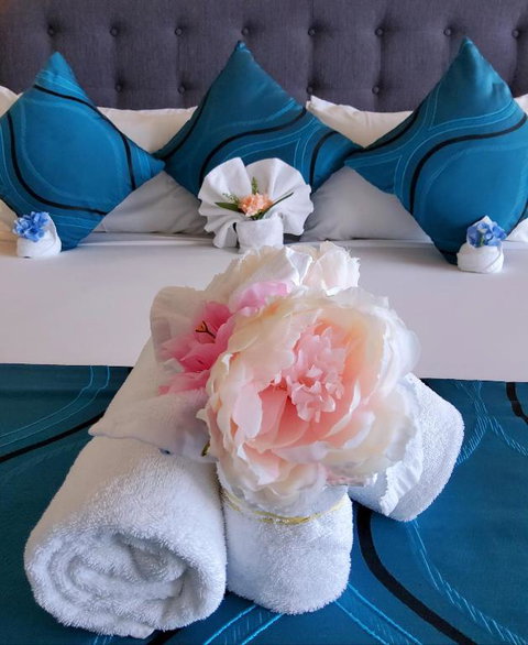 Cairns Luxury Seafront Apartment - Accommodation Perth 4