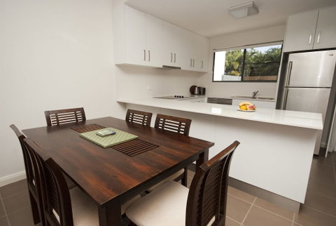 Woodville Beach Townhouse 5 - Accommodation Perth 3