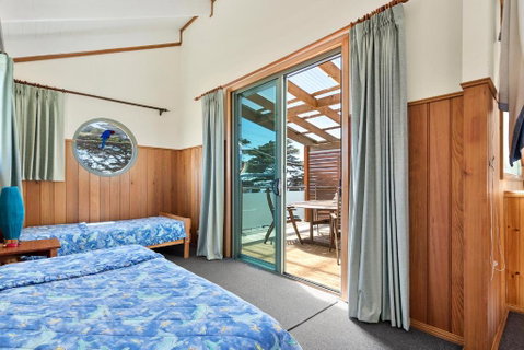 Black Dolphin Waterfront Townhouse Bay Views - Accommodation Perth 3