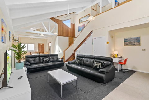 Black Dolphin Waterfront Townhouse Bay Views - Accommodation Perth 4