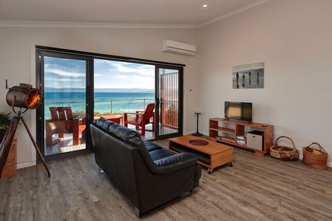 Whale Watcher 1 - Accommodation Perth 1