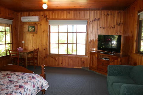 Gaol House Cottages - Accommodation Perth 3