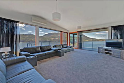Amazing Unique Five-Star Waterfront Retreat - Perth Resorts 7