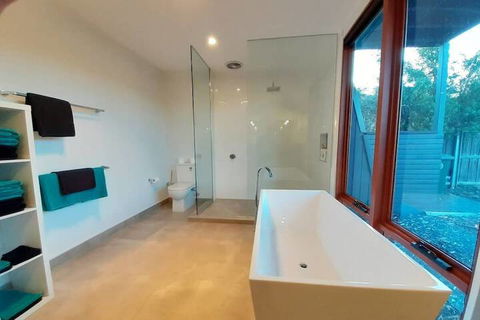 Amazing Unique Five-Star Waterfront Retreat - Perth Resorts 6
