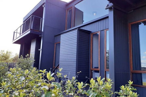 Amazing Unique Five-Star Waterfront Retreat - Perth Resorts 1