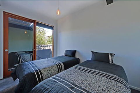 Amazing Unique Five-Star Waterfront Retreat - Perth Resorts 4