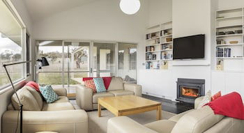 Manna Tree Farm -modern Home With Majestic Views In Stunning Countryside - Accommodation Perth 1