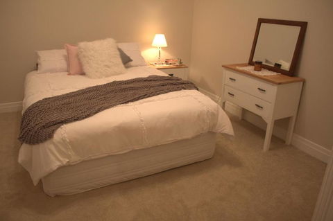 The Yellow Daisy - Accommodation Perth 6