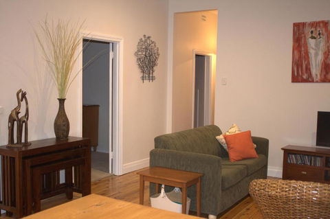The Yellow Daisy - Accommodation Perth 5