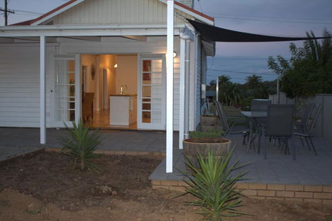 The Yellow Daisy - Accommodation Perth 3