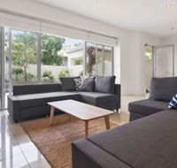 Luxury Townhouse 250m to the Beach - Accommodation Perth