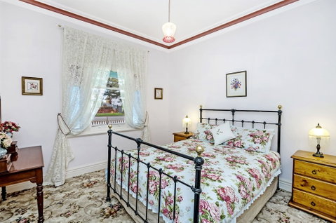 River Charm Cottage - Accommodation Perth 3