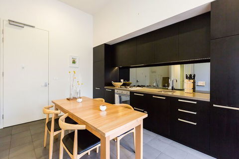 GEORGE, 1BDR North Melbourne Apartment - Accommodation Perth 3