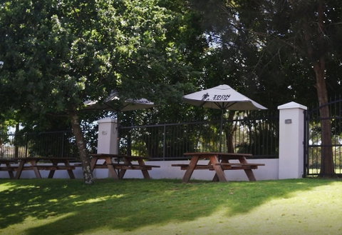 Bateau Bay Hotel - Accommodation Perth 0