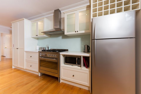 Lovely 5BR House Walk To Train And Shops - Perth Resorts 4