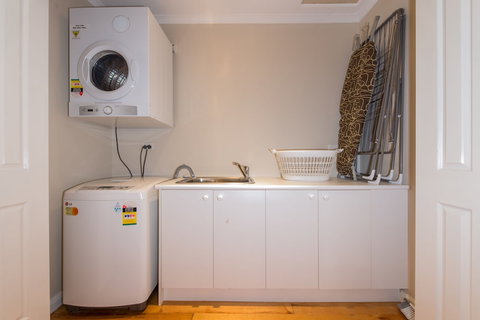 Lovely 5BR House Walk To Train And Shops - Perth Resorts 0