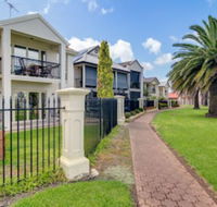 Port Adelaide Harbourside Home - Perth Resorts