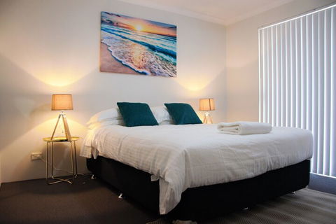 Azure Villa - Perth Resorts 5