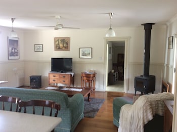 Charm On Douglas - Accommodation Perth 0