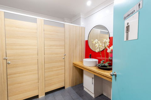 Mad Monkey Coogee Beach Hostel - Perth Resorts 4