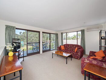 The Breakers 16 Government Road - Accommodation Perth 1