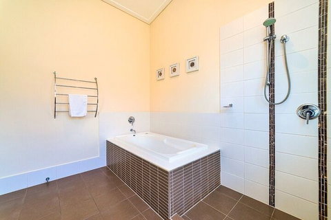 Bayhill Manor In Sanctuary Cove - Accommodation Perth 4