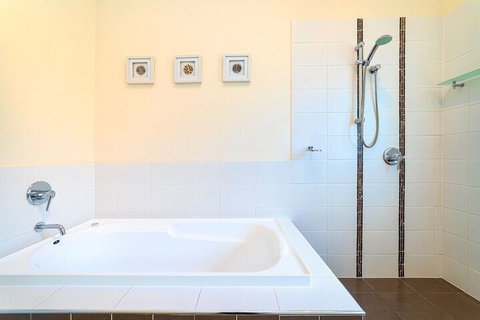 Bayhill Manor In Sanctuary Cove - Accommodation Perth 2