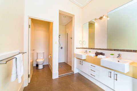 Bayhill Manor In Sanctuary Cove - Accommodation Perth 5