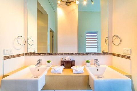 Bayhill Manor In Sanctuary Cove - Accommodation Perth 3