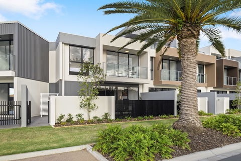 The Peninsula At Hope Island - Accommodation Perth 0