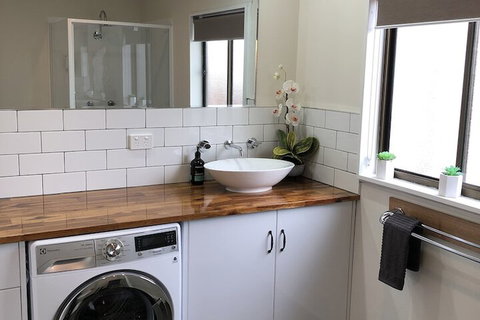 3ree Spacious & Charming Apartment - Accommodation Perth 3