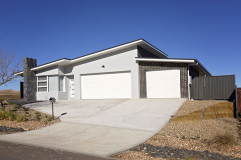 The Mountain House - Accommodation Perth 2