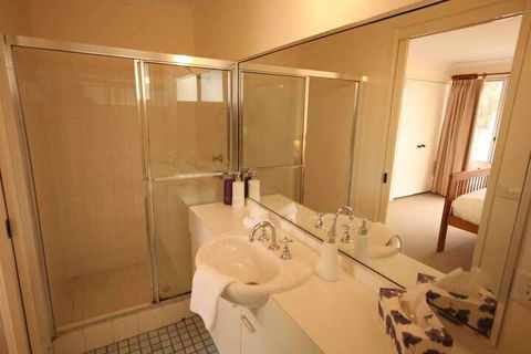 Verona Vineyard Cottage - Perth Resorts 5