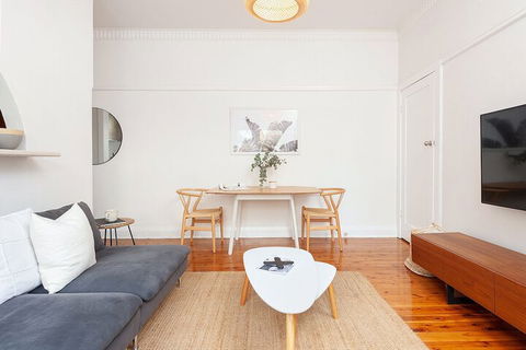 Bright Beachside Curlewis Apartment - Accommodation Perth 1