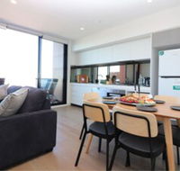 Queen of Northcote Views Rejuvenate Stays - Accommodation Perth