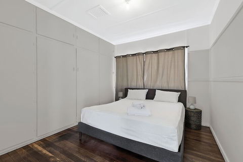 EJ Homes At The Entrance - Accommodation Perth 3