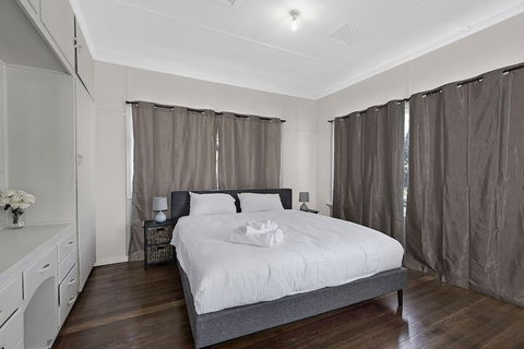 EJ Homes At The Entrance - Accommodation Perth 6