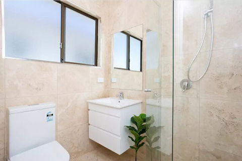 EJ Homes At The Entrance - Accommodation Perth 7