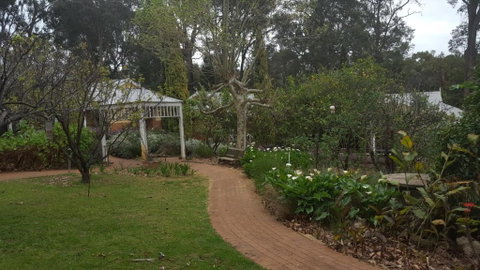 Two Sisters Chalets - Accommodation Perth 7