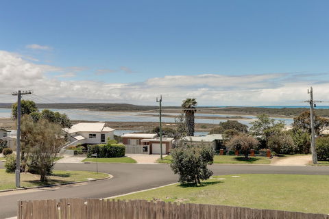 Outlook Views - Perth Resorts 0