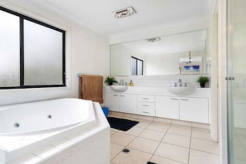 Central Gold Coast Large, Modern, Elevated Home - Accommodation Perth 3
