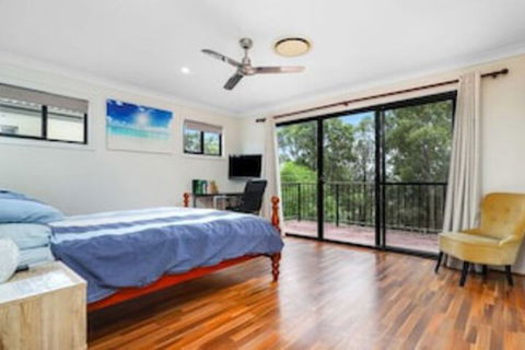 Central Gold Coast Large, Modern, Elevated Home - Accommodation Perth 5