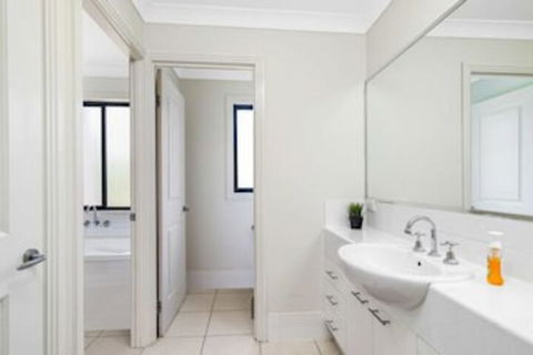 Central Gold Coast Large, Modern, Elevated Home - Accommodation Perth 4