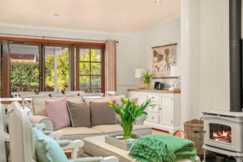 Frangipani House - Accommodation Perth 0