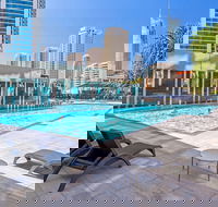 Sealuxe - Central Surfer Paradise Seaview Deluxe Spa Apartment - Accommodation Perth