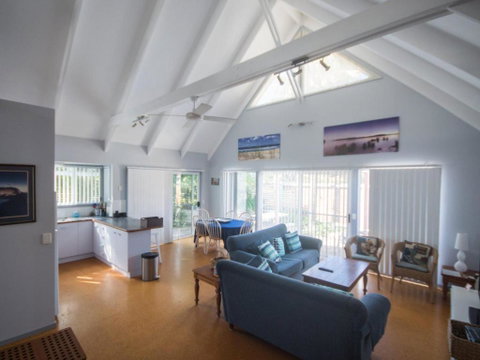 Affordable Twin Peaks 1 - Accommodation Perth 5